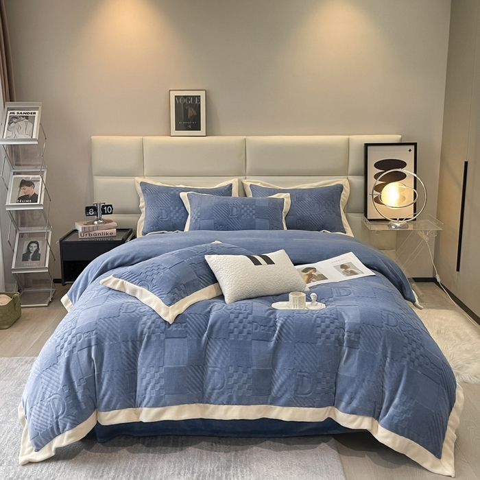 91家纺网 家纺一手货源 找家纺 艾佳 2025新款5D雕花牛奶绒拼角宽边工艺四件套-唯爱系列 唯爱-星空蓝