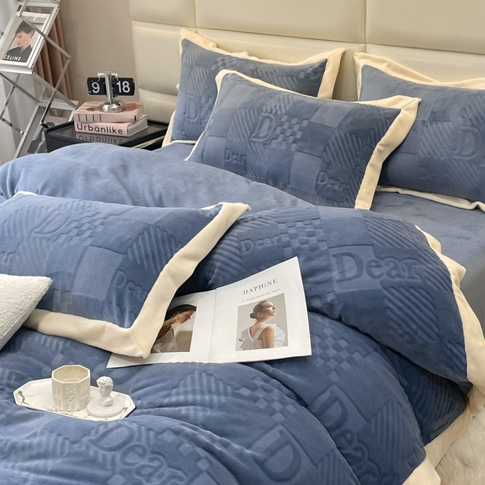 91家纺网 家纺一手货源 找家纺 艾佳 2025新款5D雕花牛奶绒拼角宽边工艺四件套-唯爱系列 唯爱-星空蓝