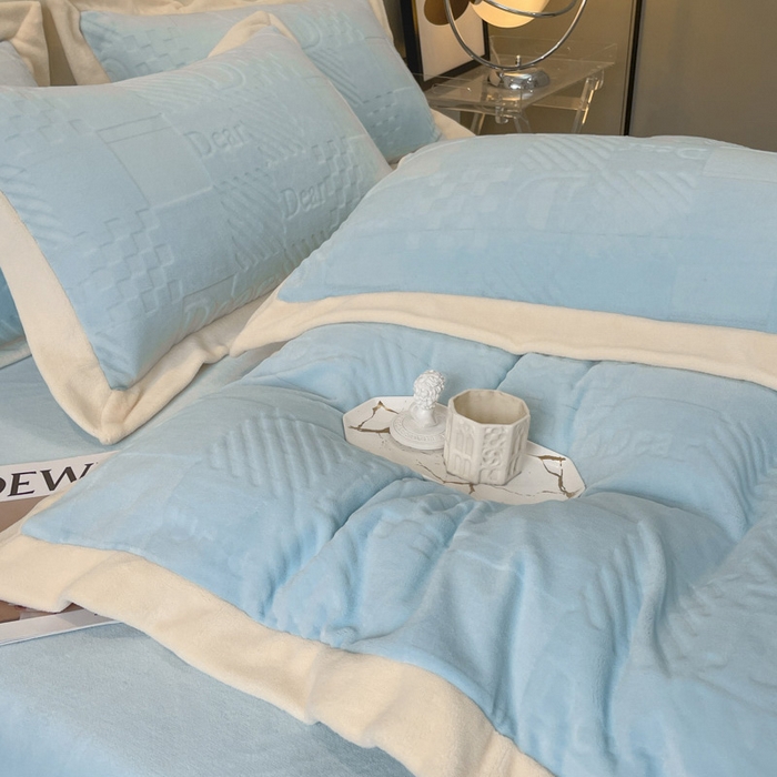 91家纺网 家纺一手货源 找家纺 艾佳 2025新款5D雕花牛奶绒拼角宽边工艺四件套-唯爱系列 唯爱-梦幻蓝