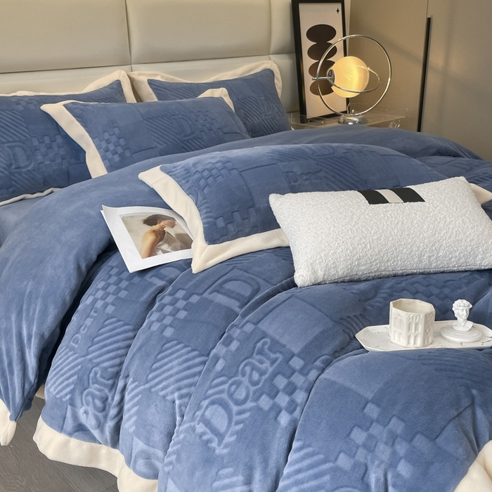 91家纺网 家纺一手货源 找家纺 艾佳 2025新款5D雕花牛奶绒拼角宽边工艺四件套-唯爱系列 唯爱-星空蓝