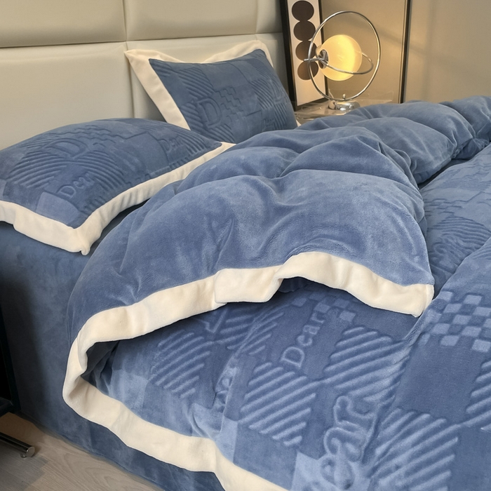 91家纺网 家纺一手货源 找家纺 艾佳 2025新款5D雕花牛奶绒拼角宽边工艺四件套-唯爱系列 唯爱-星空蓝