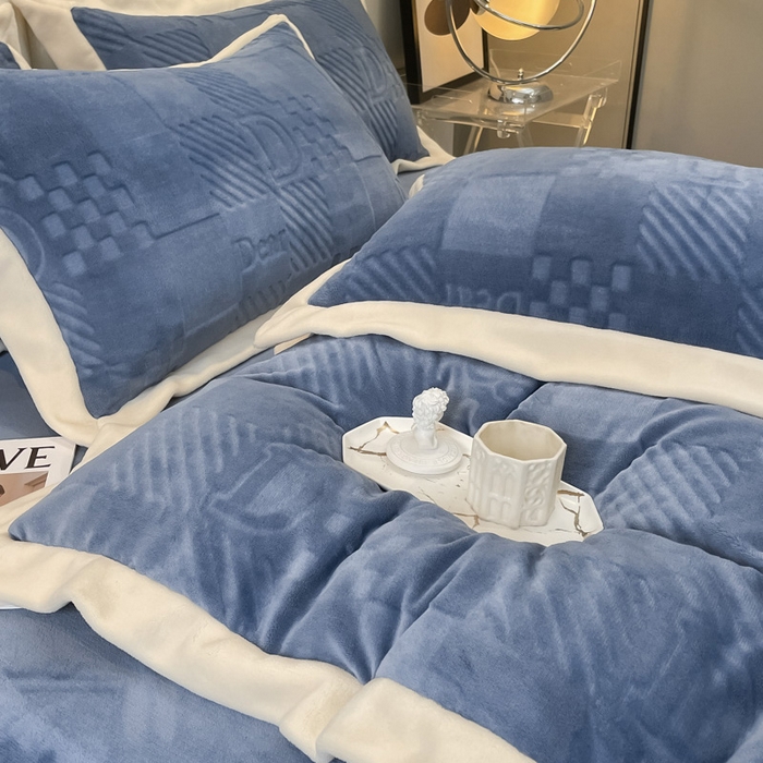 91家纺网 家纺一手货源 找家纺 艾佳 2025新款5D雕花牛奶绒拼角宽边工艺四件套-唯爱系列 唯爱-星空蓝