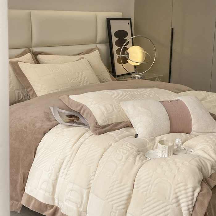 91家纺网 家纺一手货源 找家纺 艾佳 2025新款5D雕花牛奶绒拼角宽边工艺四件套-唯爱系列 唯爱-奶酪白咖