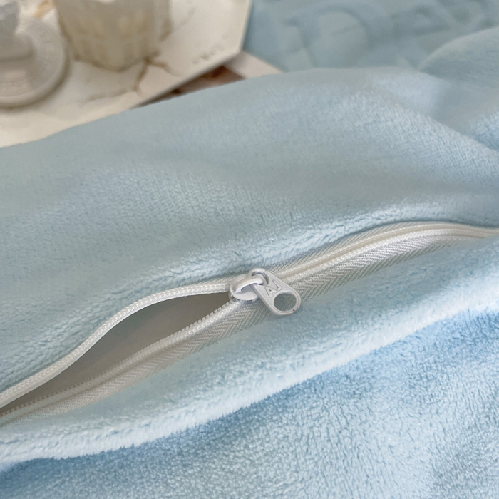 91家纺网 家纺一手货源 找家纺 艾佳 2025新款5D雕花牛奶绒拼角宽边工艺四件套-唯爱系列 唯爱-梦幻蓝