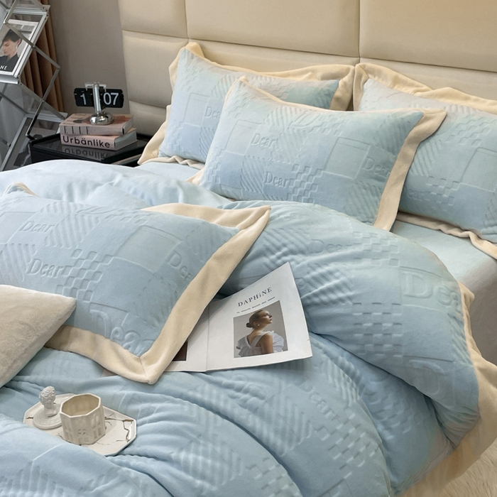 91家纺网 家纺一手货源 找家纺 艾佳 2025新款5D雕花牛奶绒拼角宽边工艺四件套-唯爱系列 唯爱-梦幻蓝