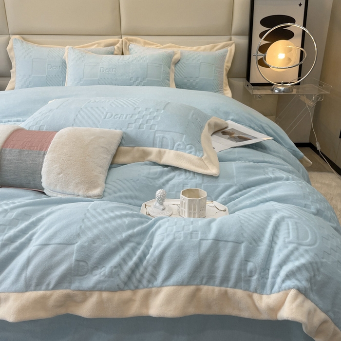 91家纺网 家纺一手货源 找家纺 艾佳 2025新款5D雕花牛奶绒拼角宽边工艺四件套-唯爱系列 唯爱-梦幻蓝