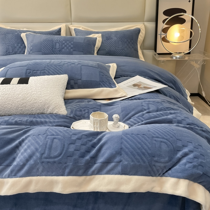 91家纺网 家纺一手货源 找家纺 艾佳 2025新款5D雕花牛奶绒拼角宽边工艺四件套-唯爱系列 唯爱-星空蓝