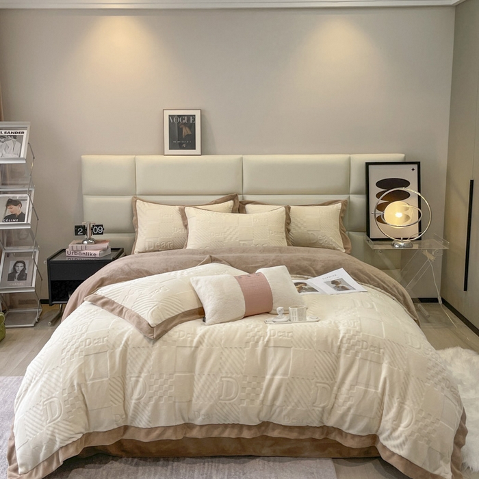 91家纺网 家纺一手货源 找家纺 艾佳 2025新款5D雕花牛奶绒拼角宽边工艺四件套-唯爱系列 唯爱-奶酪白咖