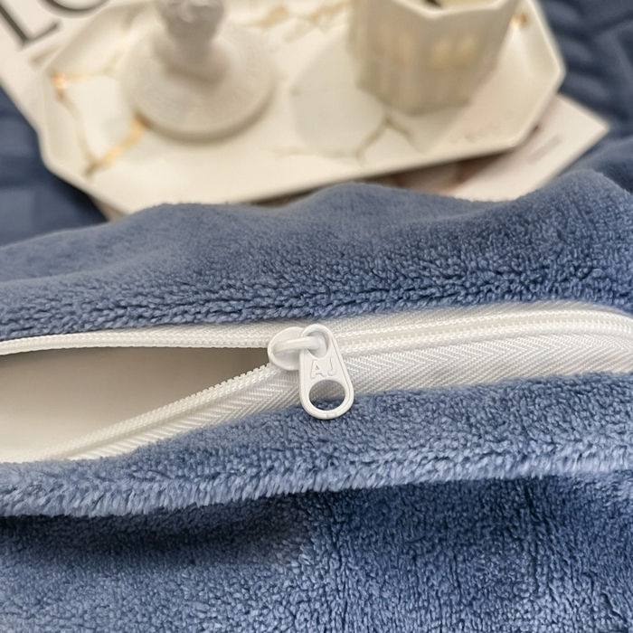 91家纺网 家纺一手货源 找家纺 艾佳 2025新款5D雕花牛奶绒拼角宽边工艺四件套-唯爱系列 唯爱-星空蓝