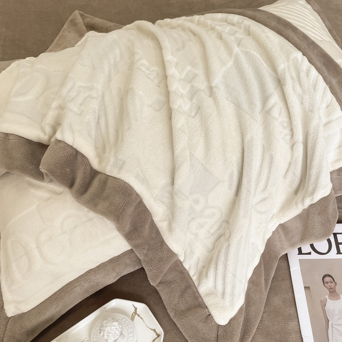 91家纺网 家纺一手货源 找家纺 艾佳 2025新款5D雕花牛奶绒拼角宽边工艺四件套-唯爱系列 唯爱-奶酪白咖