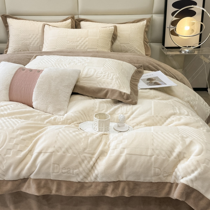 91家纺网 家纺一手货源 找家纺 艾佳 2025新款5D雕花牛奶绒拼角宽边工艺四件套-唯爱系列 唯爱-奶酪白咖