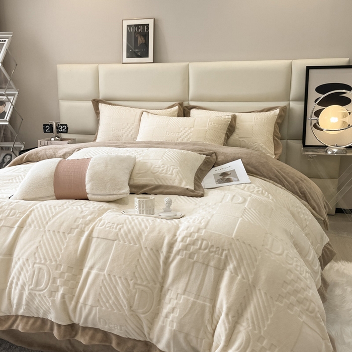 91家纺网 家纺一手货源 找家纺 艾佳 2025新款5D雕花牛奶绒拼角宽边工艺四件套-唯爱系列 唯爱-奶酪白咖