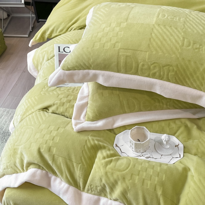 91家纺网 家纺一手货源 找家纺 艾佳 2025新款5D雕花牛奶绒拼角宽边工艺四件套-唯爱系列 唯爱-奶油绿