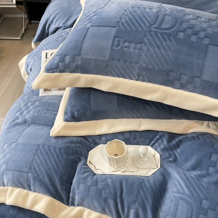 91家纺网 家纺一手货源 找家纺 艾佳 2025新款5D雕花牛奶绒拼角宽边工艺四件套-唯爱系列 唯爱-星空蓝