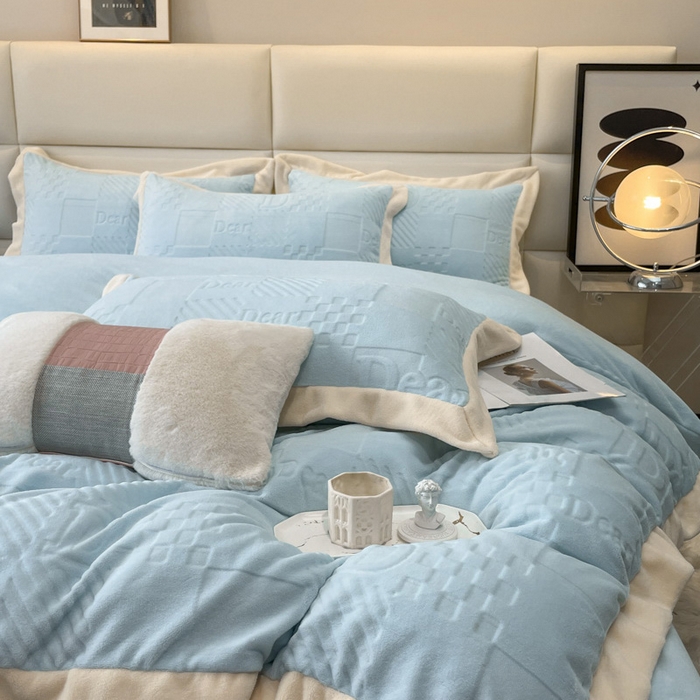 91家纺网 家纺一手货源 找家纺 艾佳 2025新款5D雕花牛奶绒拼角宽边工艺四件套-唯爱系列 唯爱-梦幻蓝