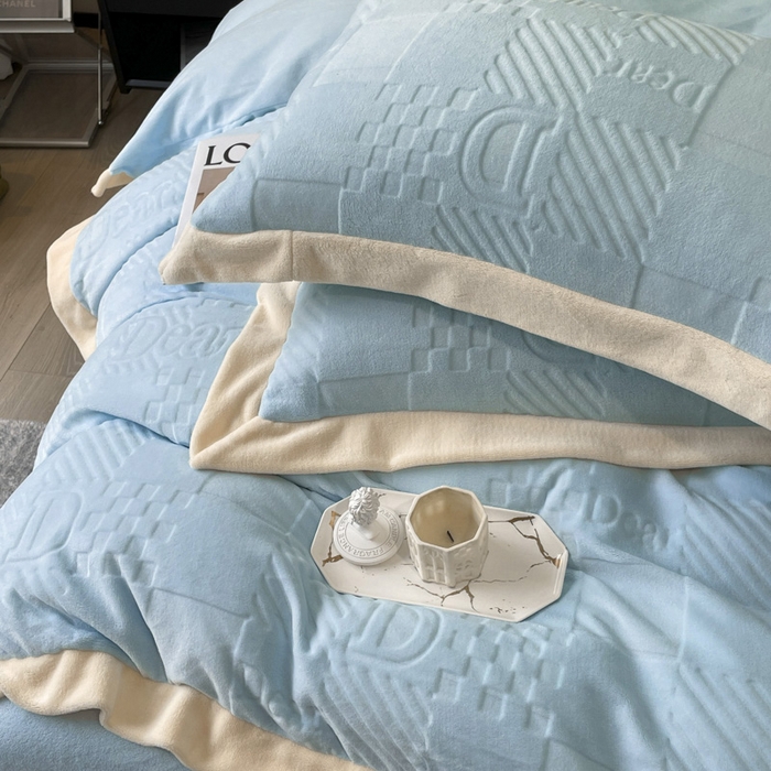 91家纺网 家纺一手货源 找家纺 艾佳 2025新款5D雕花牛奶绒拼角宽边工艺四件套-唯爱系列 唯爱-梦幻蓝