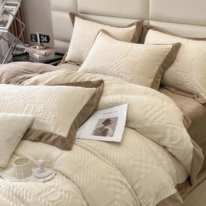 91家纺网 家纺一手货源 找家纺 艾佳 2025新款5D雕花牛奶绒拼角宽边工艺四件套-唯爱系列 唯爱-奶酪白咖