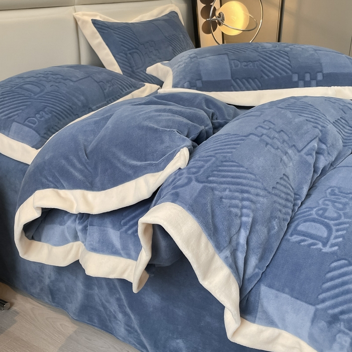 91家纺网 家纺一手货源 找家纺 艾佳 2025新款5D雕花牛奶绒拼角宽边工艺四件套-唯爱系列 唯爱-星空蓝