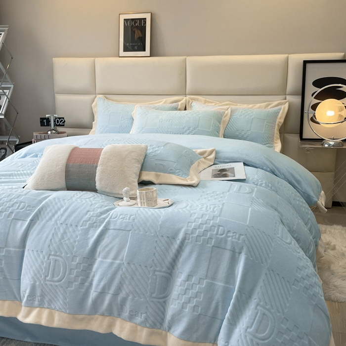 91家纺网 家纺一手货源 找家纺 艾佳 2025新款5D雕花牛奶绒拼角宽边工艺四件套-唯爱系列 唯爱-梦幻蓝