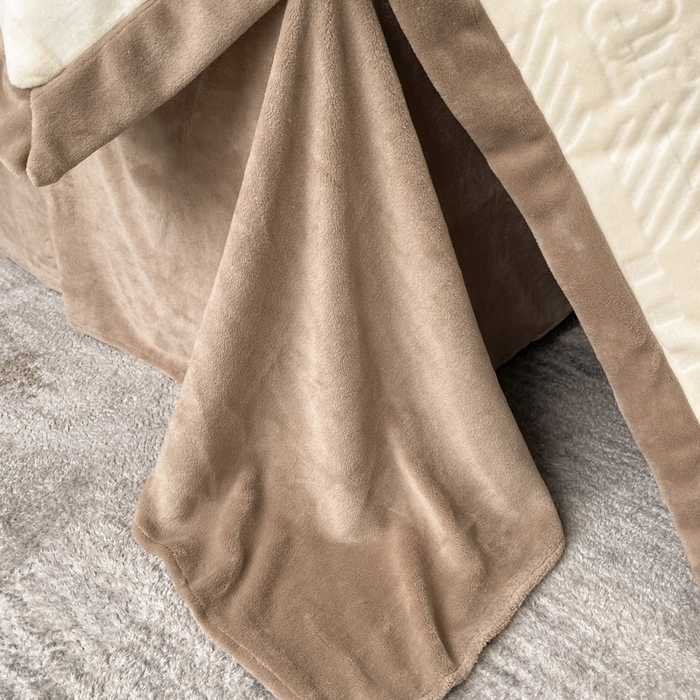 91家纺网 家纺一手货源 找家纺 艾佳 2025新款5D雕花牛奶绒拼角宽边工艺四件套-唯爱系列 唯爱-奶酪白咖