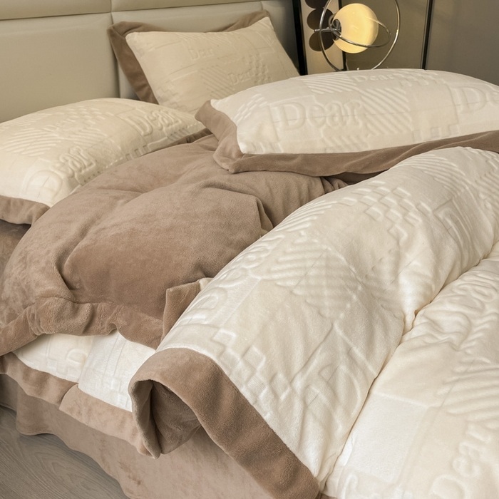 91家纺网 家纺一手货源 找家纺 艾佳 2025新款5D雕花牛奶绒拼角宽边工艺四件套-唯爱系列 唯爱-奶酪白咖