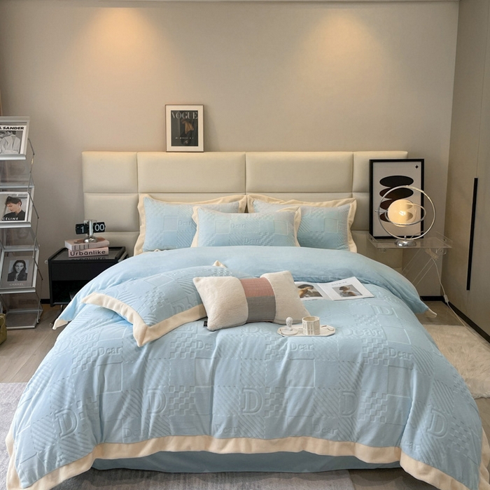 91家纺网 家纺一手货源 找家纺 艾佳 2025新款5D雕花牛奶绒拼角宽边工艺四件套-唯爱系列 唯爱-梦幻蓝