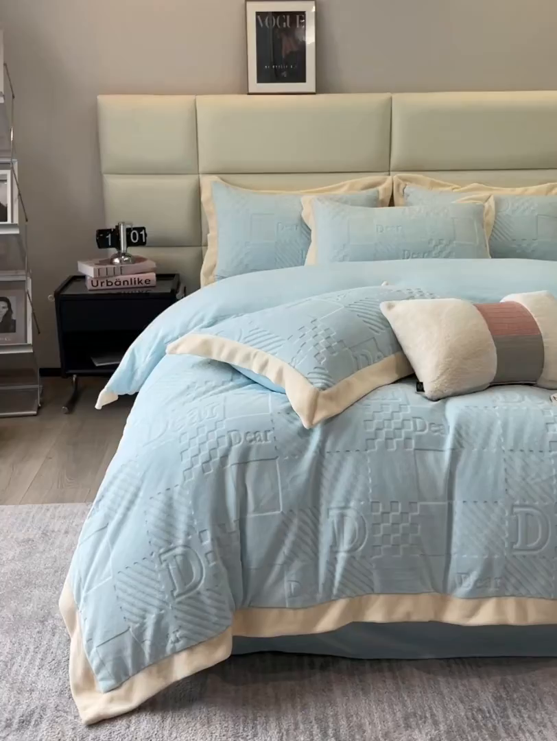 91家纺网 家纺一手货源 找家纺 艾佳 2025新款5D雕花牛奶绒拼角宽边工艺四件套-唯爱系列 唯爱-梦幻蓝