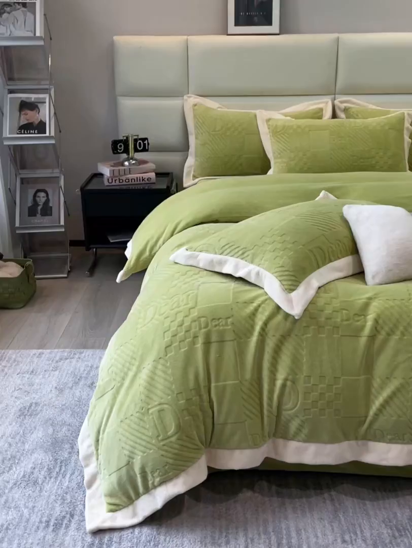 91家纺网 家纺一手货源 找家纺 艾佳 2025新款5D雕花牛奶绒拼角宽边工艺四件套-唯爱系列 唯爱-奶油绿