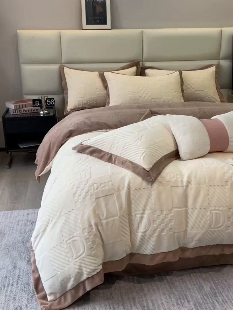 91家纺网 家纺一手货源 找家纺 艾佳 2025新款5D雕花牛奶绒拼角宽边工艺四件套-唯爱系列 唯爱-奶酪白咖