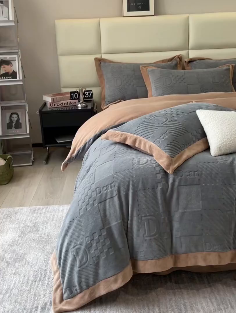 91家纺网 家纺一手货源 找家纺 艾佳 2025新款5D雕花牛奶绒拼角宽边工艺四件套-唯爱系列 唯爱-灰咖