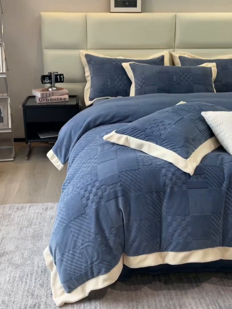 91家纺网 家纺一手货源 找家纺 艾佳 2025新款5D雕花牛奶绒拼角宽边工艺四件套-唯爱系列 唯爱-星空蓝