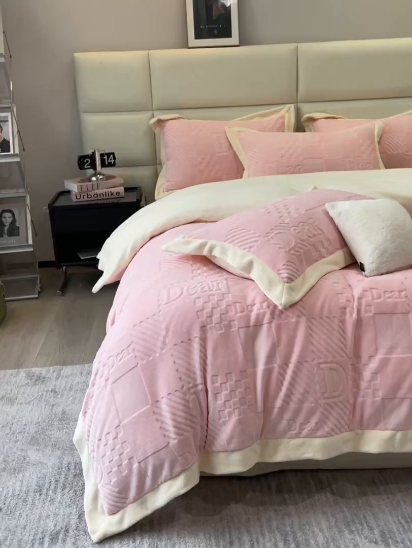 91家纺网 家纺一手货源 找家纺 艾佳 2025新款5D雕花牛奶绒拼角宽边工艺四件套-唯爱系列 唯爱-蜜桃粉白