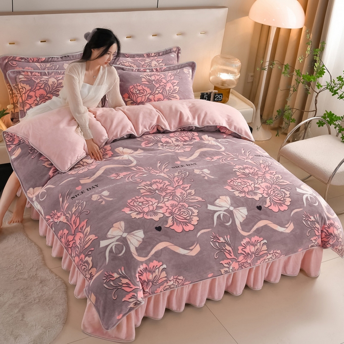 91家纺网 家纺一手货源 找家纺 雅芝蓝 2025新款8-9斤高克重印花牛奶绒四件套保暖绒套件直播爆款 粉黛花