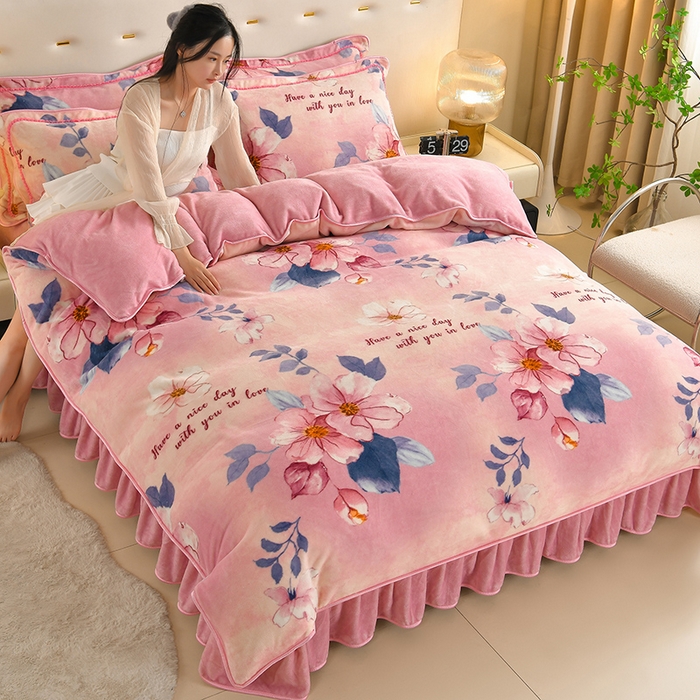 91家纺网 家纺一手货源 找家纺 雅芝蓝 2025新款8-9斤高克重印花牛奶绒四件套保暖绒套件直播爆款 粉漾花趣