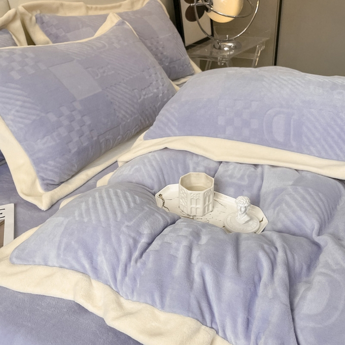 91家纺网 家纺一手货源 找家纺 艾佳 2025新款5D雕花牛奶绒拼角宽边工艺四件套-唯爱系列 唯爱-熏衣紫