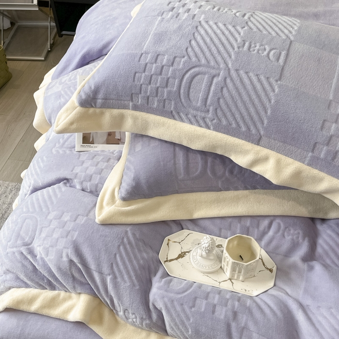 91家纺网 家纺一手货源 找家纺 艾佳 2025新款5D雕花牛奶绒拼角宽边工艺四件套-唯爱系列 唯爱-熏衣紫