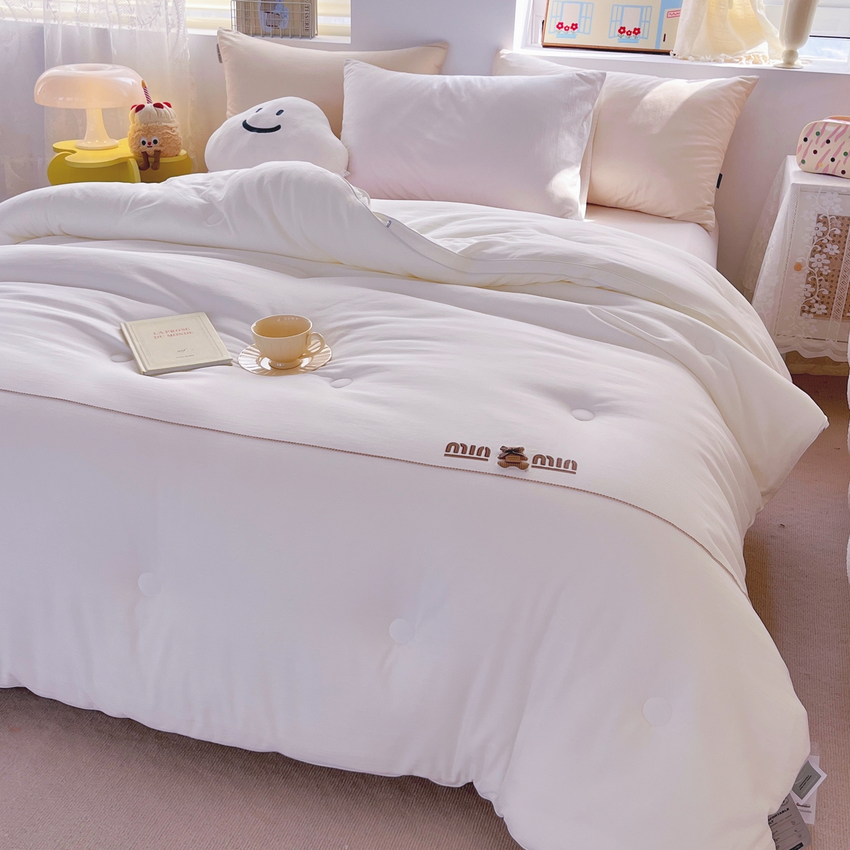 91家纺网 家纺一手货源 找家纺 仲旺居家纺 2025新款云柔棉绣花冬被小熊minmin立体边被子被芯四季被 白