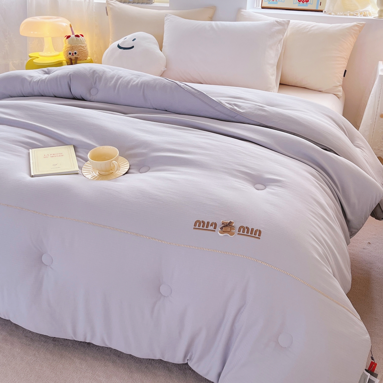 91家纺网 家纺一手货源 找家纺 仲旺居家纺 2025新款云柔棉绣花冬被小熊minmin立体边被子被芯四季被 灰