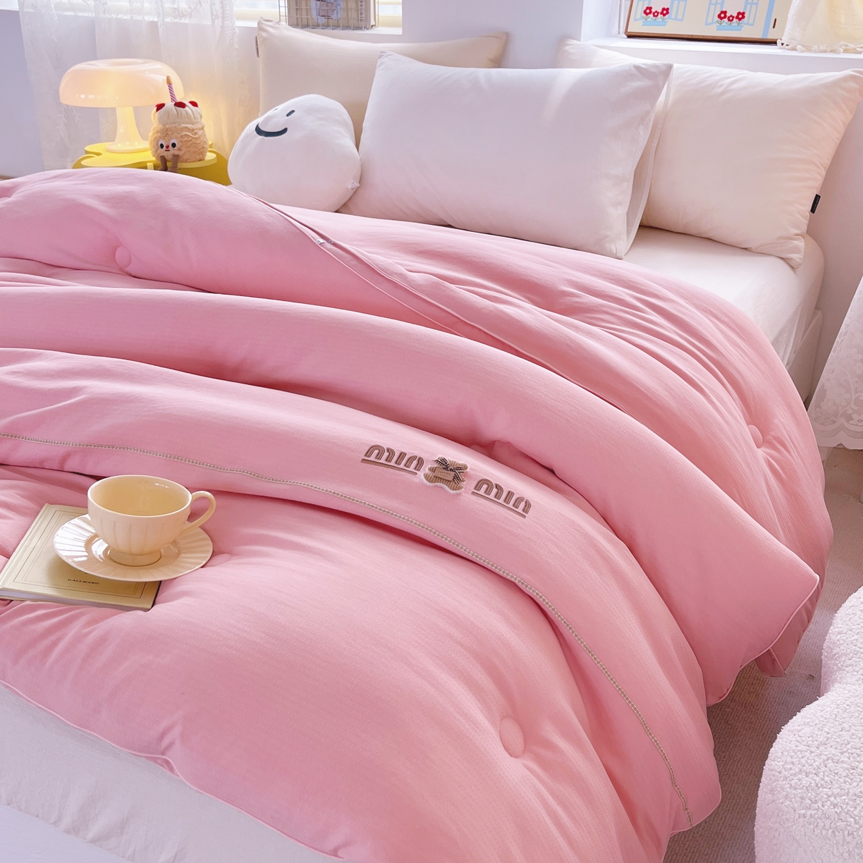 91家纺网 家纺一手货源 找家纺 仲旺居家纺 2025新款云柔棉绣花冬被小熊minmin立体边被子被芯四季被 豆沙