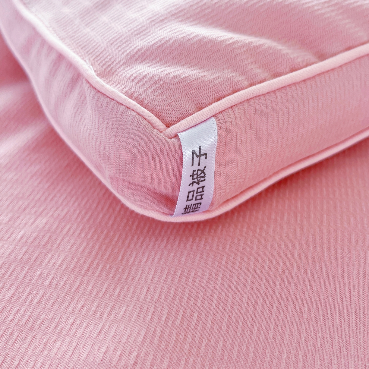 91家纺网 家纺一手货源 找家纺 仲旺居家纺 2025新款云柔棉绣花冬被小熊minmin立体边被子被芯四季被 豆沙