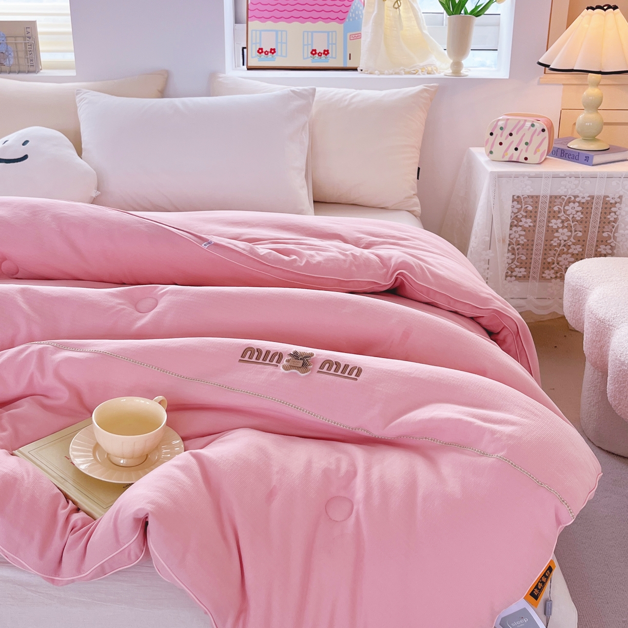 91家纺网 家纺一手货源 找家纺 仲旺居家纺 2025新款云柔棉绣花冬被小熊minmin立体边被子被芯四季被 豆沙