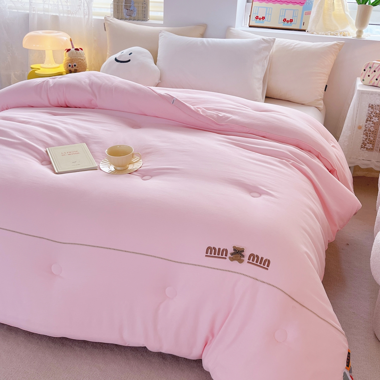 91家纺网 家纺一手货源 找家纺 仲旺居家纺 2025新款云柔棉绣花冬被小熊minmin立体边被子被芯四季被 豆沙