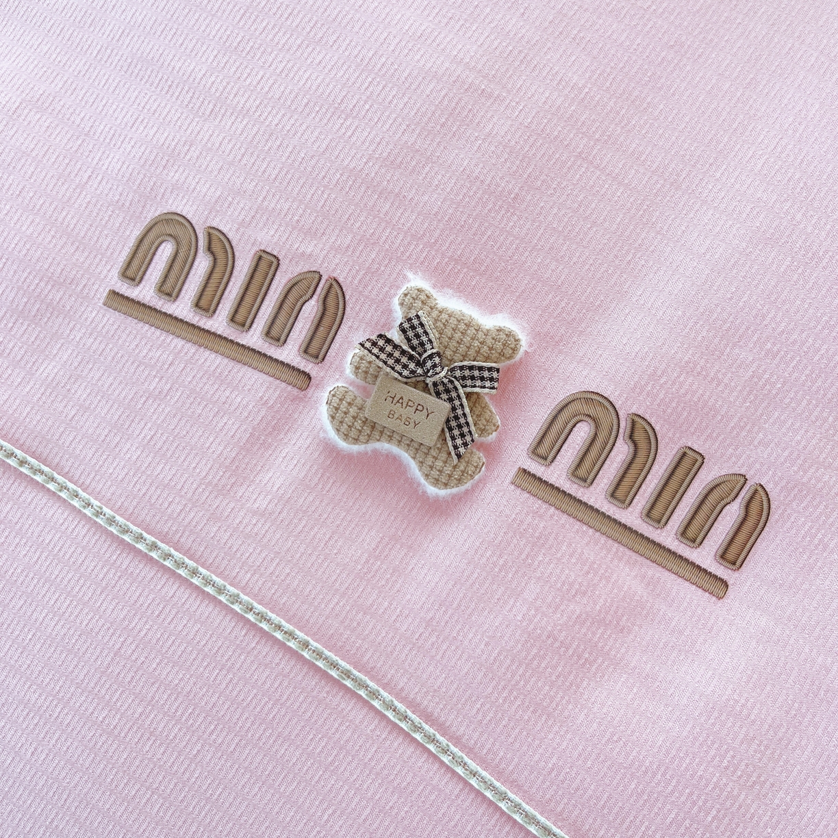 91家纺网 家纺一手货源 找家纺 仲旺居家纺 2025新款云柔棉绣花冬被小熊minmin立体边被子被芯四季被 豆沙