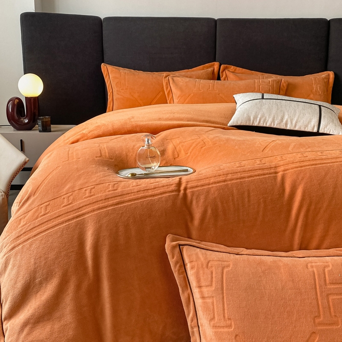 91家纺网 家纺一手货源 找家纺 （总）艾佳 2025新款A类全高克重雕花烂花刺绣牛奶绒四件套-小H系列