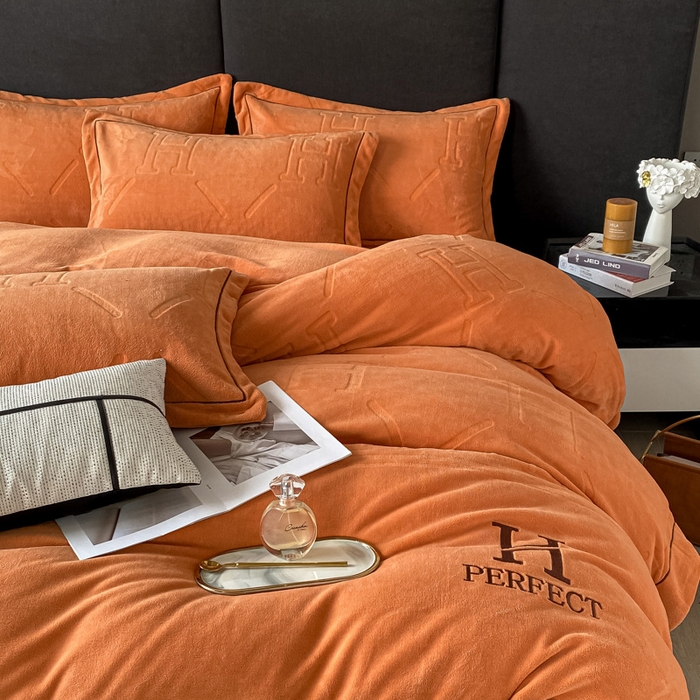 91家纺网 家纺一手货源 找家纺 （总）艾佳 2025新款A类全高克重雕花烂花刺绣牛奶绒四件套-小H系列