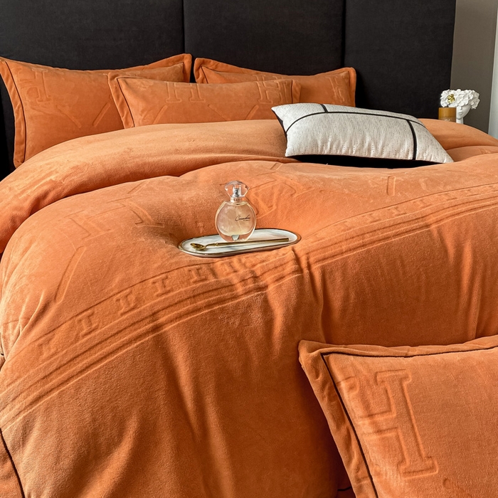 91家纺网 家纺一手货源 找家纺 （总）艾佳 2025新款A类全高克重雕花烂花刺绣牛奶绒四件套-小H系列