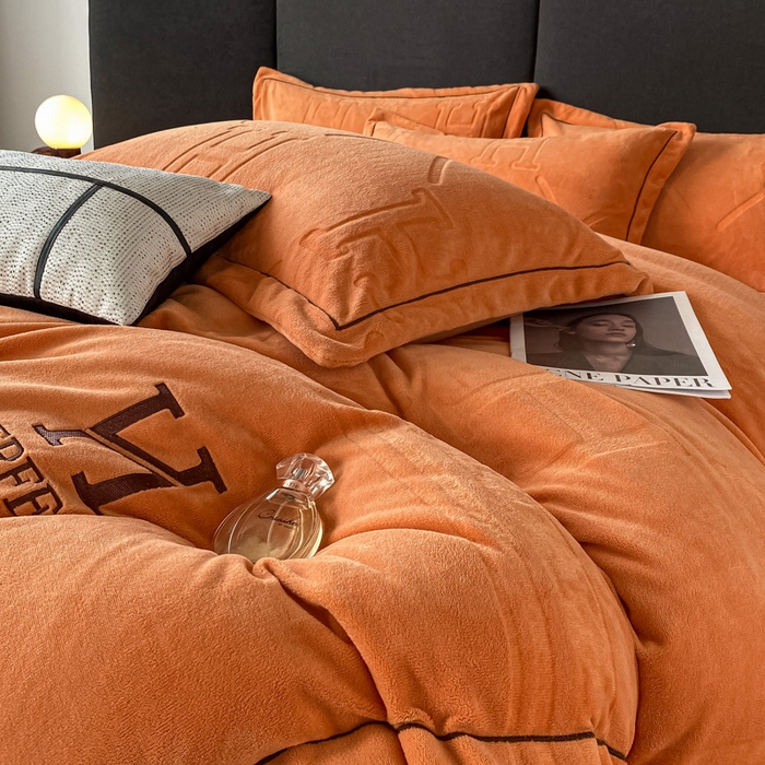 91家纺网 家纺一手货源 找家纺 （总）艾佳 2025新款A类全高克重雕花烂花刺绣牛奶绒四件套-小H系列