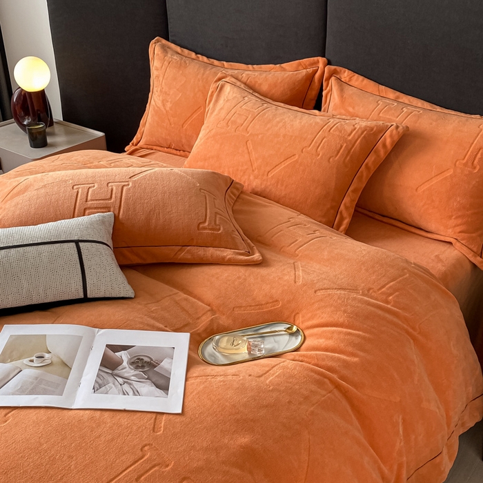 91家纺网 家纺一手货源 找家纺 （总）艾佳 2025新款A类全高克重雕花烂花刺绣牛奶绒四件套-小H系列