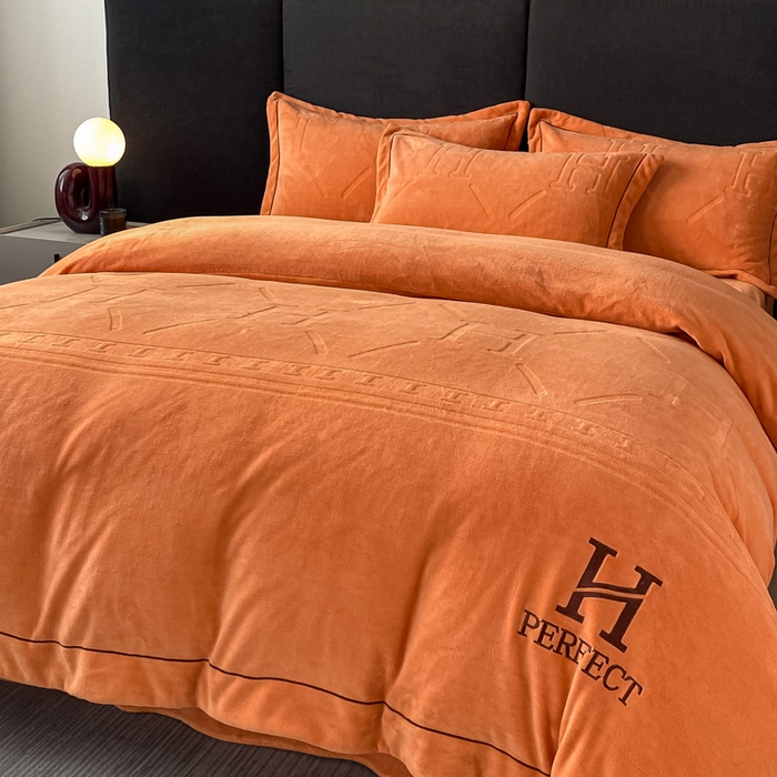 91家纺网 家纺一手货源 找家纺 （总）艾佳 2025新款A类全高克重雕花烂花刺绣牛奶绒四件套-小H系列