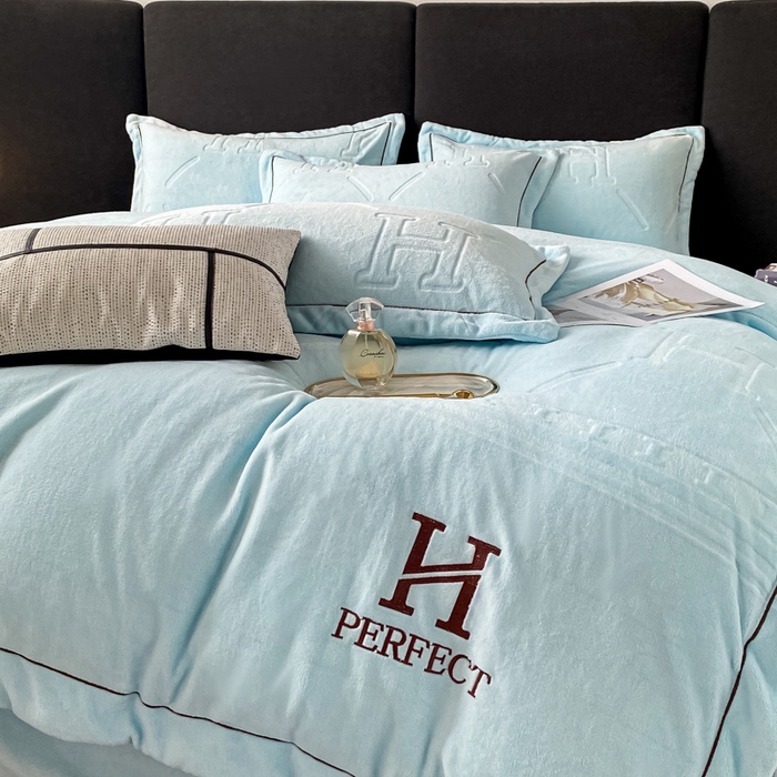 91家纺网 家纺一手货源 找家纺 艾佳 2025新款A类全高克重雕花烂花刺绣牛奶绒四件套-小H系列 小H梦幻蓝